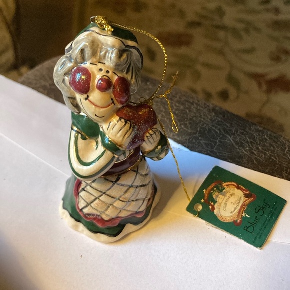 Charming Holiday Figurine with Heart - Green and White - Picture 2 of 5